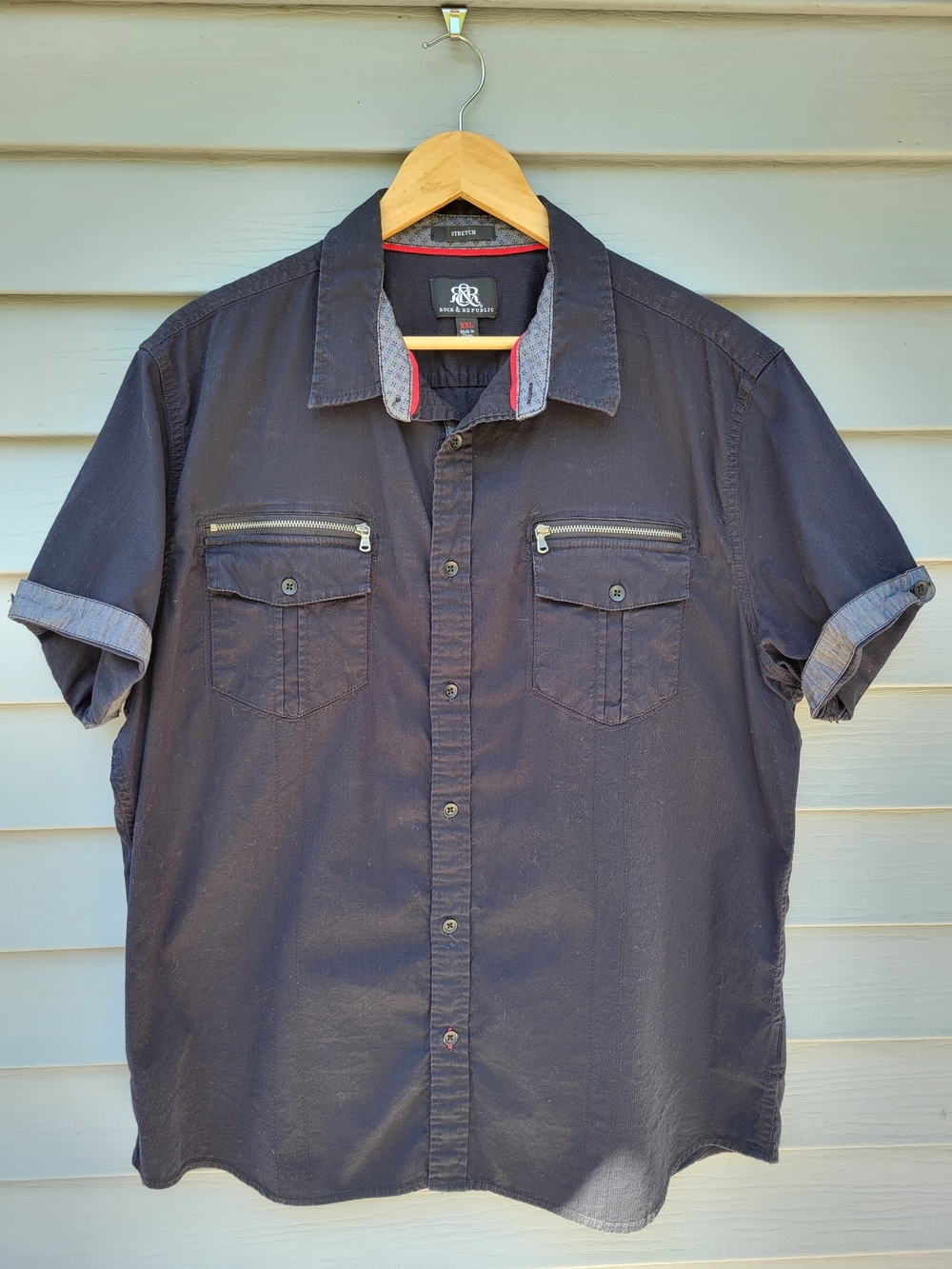 Rock & Republic Short Sleeve Button-Down Shirt in Black/Grey with Zip Pockets
